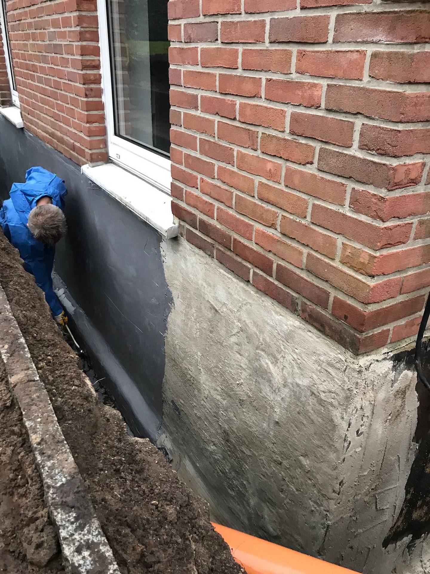 Innenabdichtung vs. Außenabdichtung – Was ist besser? Feuchtigkeit im Keller ist ein häufiges Problem. Doch welche Abdichtungsmethode ist die richtige? Wir vergleichen Innen- und Außenabdichtung hinsichtlich Effektivität, Kosten und Einsatzgebieten.